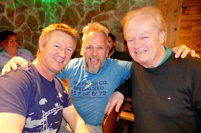 (von links) Helmut Mayr ("Schwoicher Buam"), Gerhard Lackner ("Kathreiner"), Anton Gruber ("Quintett Koasawind") und Christian Grindhammer ("Schwoicher Buam") hatten sich einiges zu erzählen.