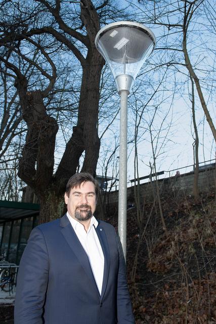 Bürgermeister Stefan Steinbichler präsentiert das neue Design der Straßenlampen. | Foto: Elise Madl