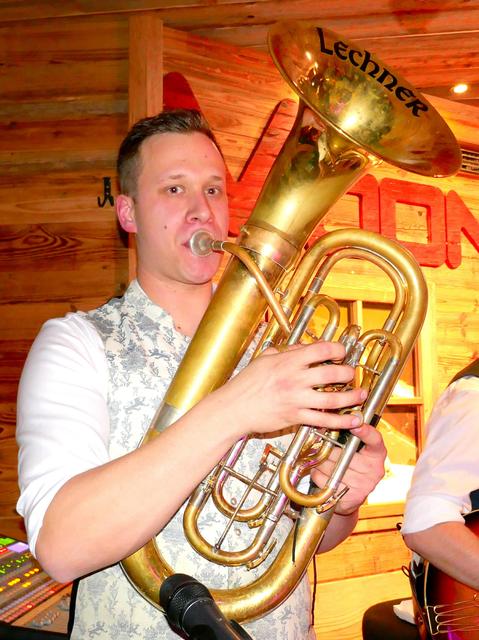 Bariton Virtuose Christian Pfeffer überzeugte mit Solos wie "Mit Pfeffer unterwegs" restlos.
