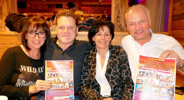(von rechts) Paul Schwentner und seine Lydia sowie Adolf Brünoth ("Kaiserblick Buam") und seine Christa präsentierten das Programm fürs große Musikantentreffen in Kössen am 02. und 03. Oktober.