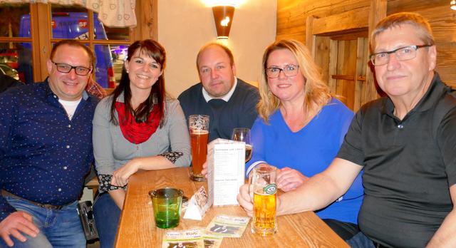 (von links) "Wurmbauer" Franz Hörhager, Melanie Kaufmann, Markus Cerwenka, Daniela Weber und Hans Hauser genossen den Abend.