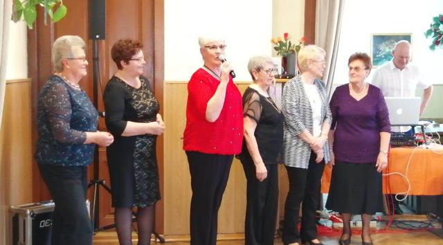 Obfrau Hofstetter mit Ihren Vorstand bei der Begrüßung von unseren Musikus Herr Walter Gärber und den Gästen
des Seniorenballes