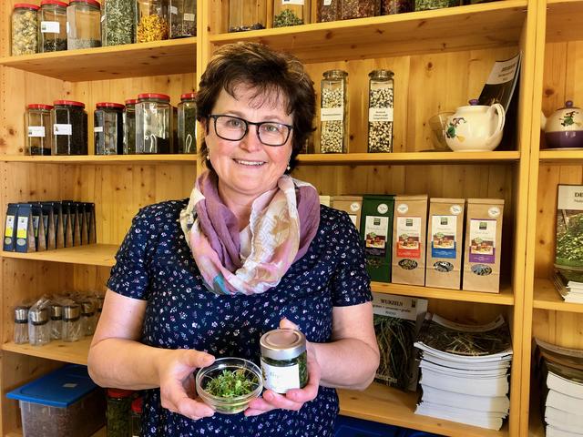 Andrea Rieder ist die Kräuterhexe vom Hollersbacher Kräutergarten. Ihr Kräuterhexen-Tipp: Pesto mit Vogelmiere.