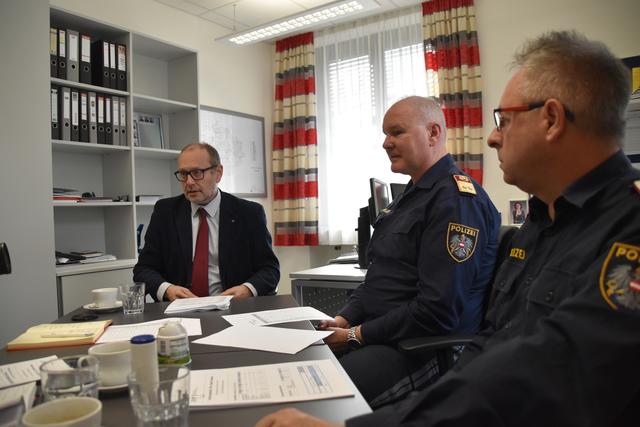 Der stellvertretende Bezirkshauptmann Herbert Haberl, Bezirkspolizeikommandant Walter Meingassner und Chefinspektor Peter Franz (v.l.) präsentierten die Verkehrszahlen aus dem Bezirk Kufstein.  | Foto: Barbara Fluckinger