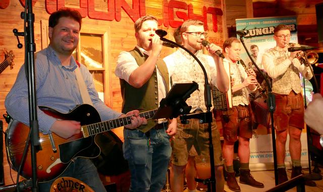 (von links) Florian Haun und Moonlight Bar Wirt Ernst Schroll Junior gaben abschließend mit den "Lungauern" noch zwei Stücke zum Besten.