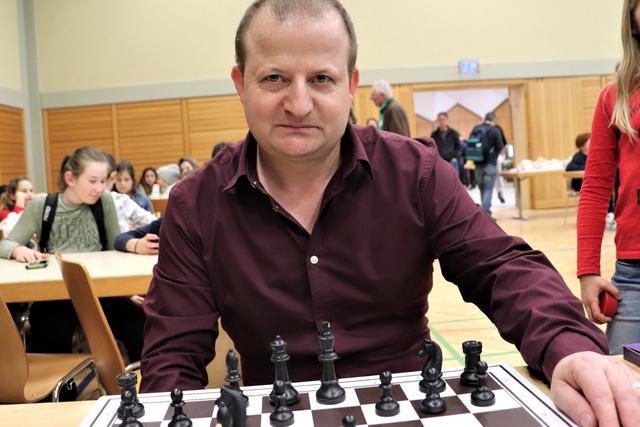 Ing. Anton Ostermann gibt sein Schachwissen an Kumberger Volksschüler weiter. Heuer wurde sein junges Team Landessieger.