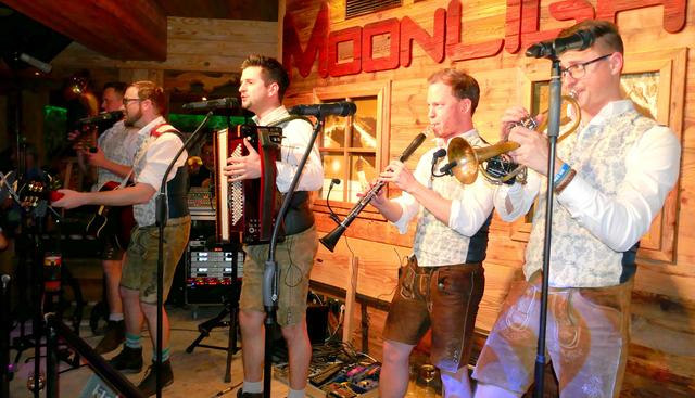 Mit perfektem Gesang, Power, viel Schwung und Freude an der Musik begeistern die "Lungauer" in Söll restlos.