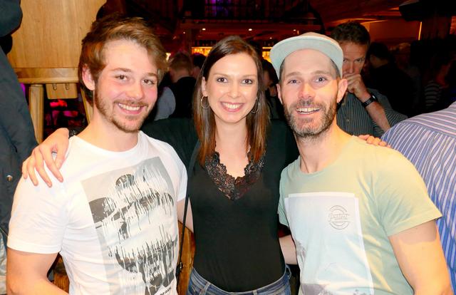 (von links) Florian Steinbacher ("Tiroler Kracher") amüsierte sich bestens mit seiner Freundin Sandra Aschaber und Florian Lackinger ("Party Krainer").