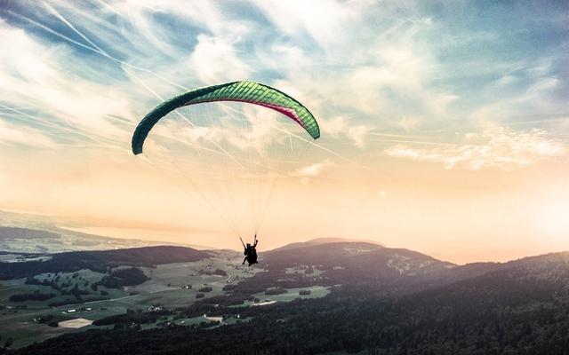 Der Pilot geriet bei seinem Paragleitflug in einen Aufwind und musste seinen Notschirm in 2.700 Metern Höhe aktivieren.