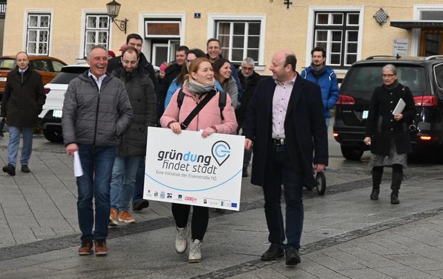 Beim Gründerspaziergang in Scheibbs: Trotz des eher schlechteren Wetters führten Bürgermeister Franz Aigner (r.), scheibbs.IM.PULS-Obmann Walter Windpassinger (l.) und Eisenstraße-Projektbetreuerin Bettina Rehwald (Mitte) die Teilnehmer durch die Scheibbser Innenstadt, Leerflächen in Top-Lage wurden erkundet.
 | Foto: Stefan Hackl