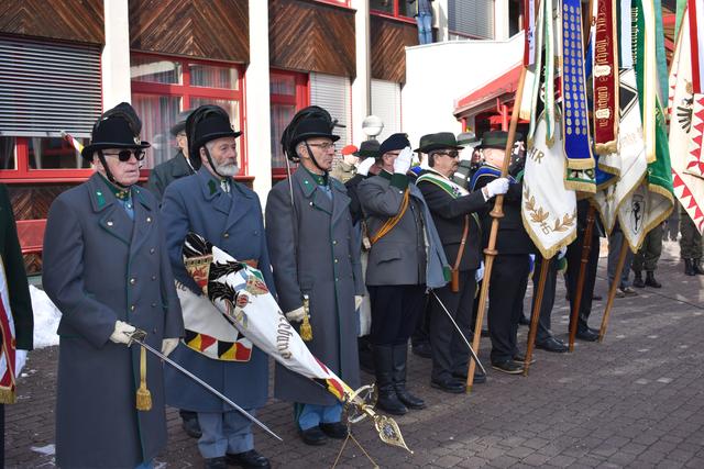 In Reih und Glied nahm die Bezirksgruppe der Kaiserjäger Reutte/Außerfern bei der Angelobungsfeier Aufstellung. | Foto: Kaiserjäger