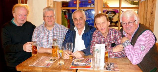 (von links) Hans Vorhofer ("Hahnenkamm Trio"), Sepp Gandler ("Tschirgant Spatzen"), Florian Schneider ("Schneider Duo"), Ossi Kofler ("Original Tiroler Echo") und Josef Piergger (Techniker "Tiroler Adler") beim fachsimpeln.