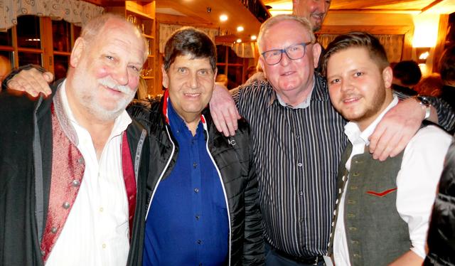 (von links) Hans Bindhammer ("Tiroler Nachtschwärmer"), Hannes Haun ("Die Brixentaler"), Leo Schmid ("Original Almrauschklang") und Moonlight Bar Wirt Ernst Schroll Junior ("Alpis") unterhielten sich bestens.
