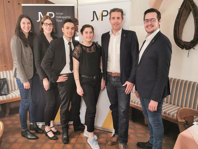 JVP Landesobfrau LA Sophia Kircher mit dem neu gewählten Team der JVP Rum Anna Saurwein, Claudio Pinter und Valentina Kopp sowie Vizebürgermeister / GPO Franz Saurwein und JVP Bezirksobmann Johannes Tilg (v. l. n. r.)