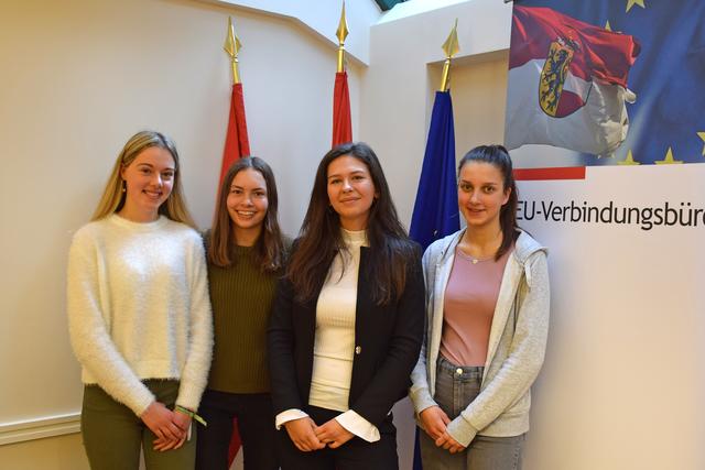  Austausch auf Augenhöhe: Julia Moser (3.v.l.) mit Simone, Lena und Carla vom BG Seekirchen. | Foto: Land Salzburg/Verbindungsbüro Brüssel