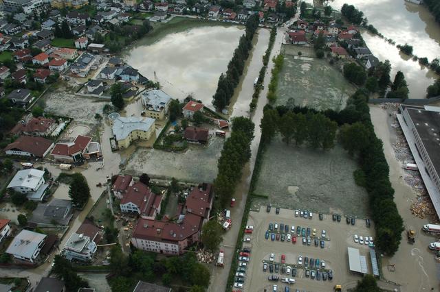 Fünf Bürgermeister sprachen in einer Stellungnahme zum Hochwasserschutz nun klare Worte: die vorliegenden Pläne sollen rasch umgesetzt werden. Eine Blockade durch die Gemeinde Radfeld sei unverantwortlich. Im Bild: Wörgl im Hochwasserjahr 2005.