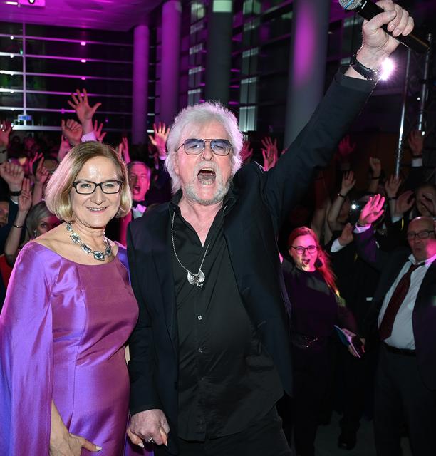 Partystimmung: Landeshauptfrau Johanna Mikl-Leitner und Reinhold Bilgeri.