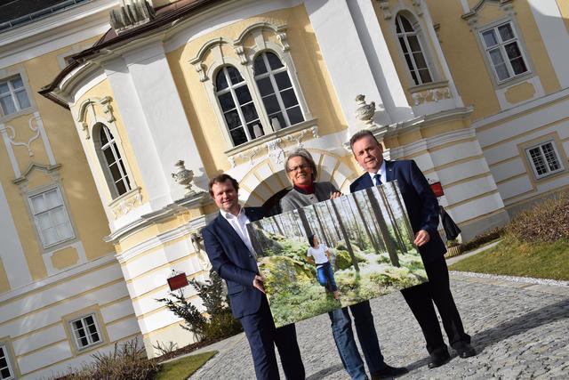 Andreas Schwarzinger, Petra Bohuslav und Franz Mold vor dem Schloss Rosenau.