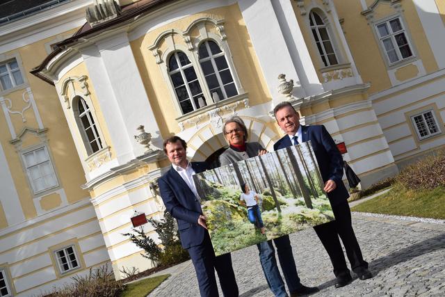 Andreas Schwarzinger, Petra Bohuslav und Franz Mold vor dem Schloss Rosenau. | Foto: bs