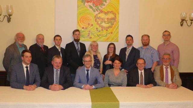 Der neue Gemeinderat: 1.R.v.l. Alexander Weiß, Helmut Teuschl, Paul Kirchberger, Claudia Stöcklhuber, Dr. Josef Lamberg, Wilhelm Raid
2.R.v.l.: Josef Zeinzinger, Otto Fischer, Thomas Kronister, Roman Lechner, Jennifer Buchinger-Wallner, Cornelia Renner, Reinhard Laher, Johannes Grötz, Stefan Raidl