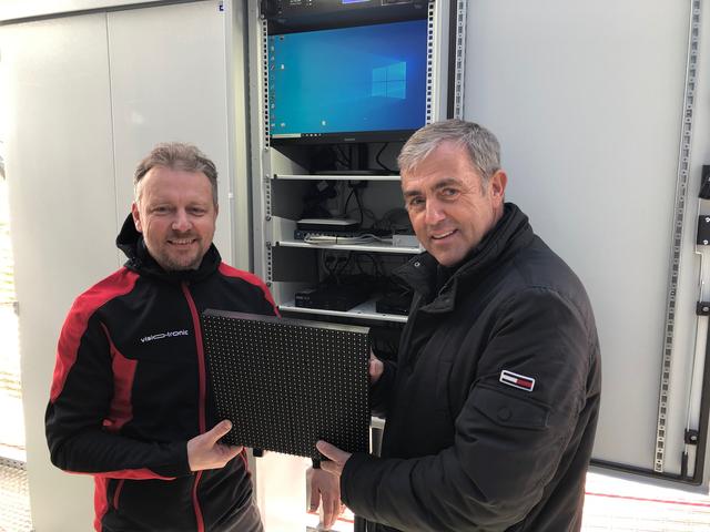 Eine der 720 Platinen mit den winzigen LEDs erklären Robert Quehenberger und Fred Kendlbacher. | Foto: Bettina Buchbauer