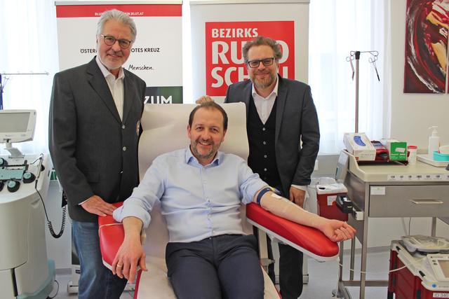 Rotes Kreuz OÖ-Präsident Walter Aichinger (links) und BezirksRundschau-Geschäftsführer Thomas Reiter leisten Vizebürgermeister Bernhard Baier Beistand bei der Blutspende. | Foto: BRS