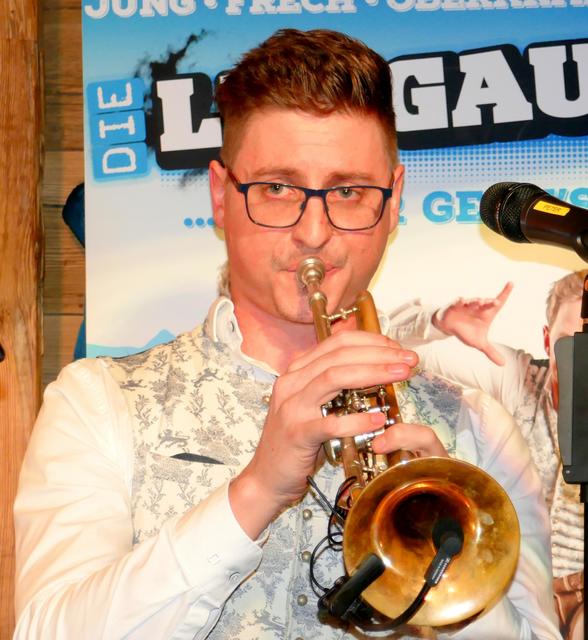 Nicht nur an der Trompete sondern auch mit seiner brillanten Stimme begeistert Peter Leitner restlos.
