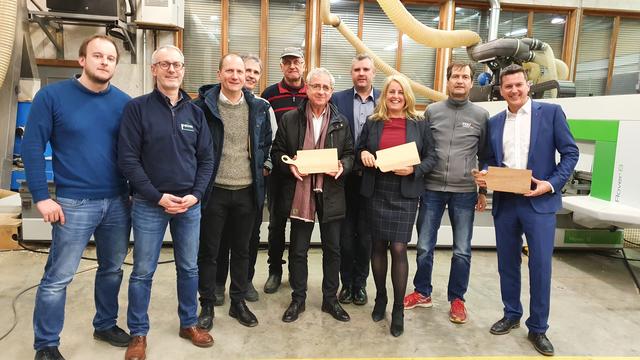 Franz Zarfl, Harald Paier, Helmut Stimpfl, Konrad Hasenbichler, Hans Zarfl, Bürgermeister Hans-Peter Schlagholz, Gemeinderat Hannes Primus, Landtagsabgeordnete Claudia Arpa, Obmann Klaus Penz, Landesrat Daniel Fellner (von links)