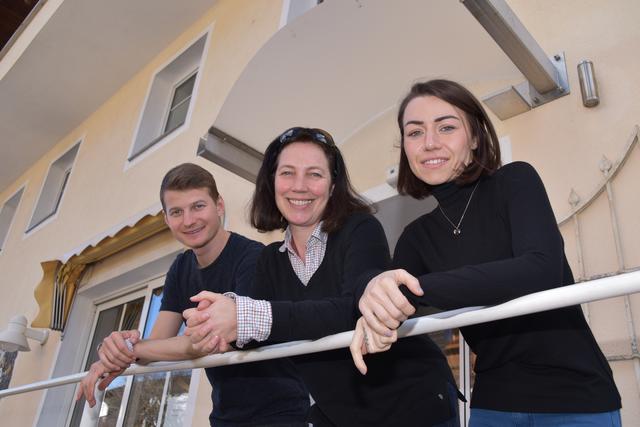 Die Leiterin des Forschungsprojekts, Prof. Silke Meyer (Mitte) mit Fatma Arikan aus Fulpmes und Claudius Ströhle.