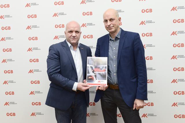 AK Niederösterreich-Präsident und ÖGB NÖ-Vorsitzender Markus Wieser sowie AK-Verkehrsexperte Thomas Kronister präsentieren die aktuelle PenderlInnenanalyse der AK Niederösterreich.
 | Foto: Alexandra Kromus