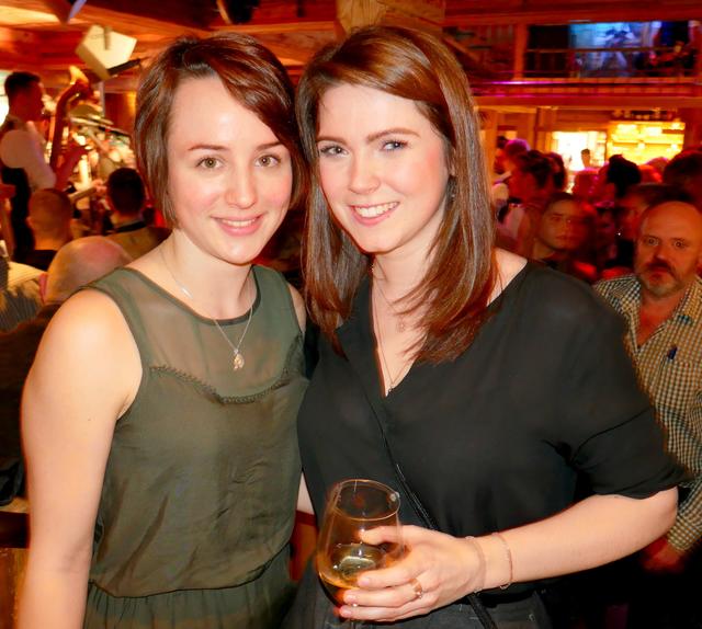 (von links) Die jungen Talente Caroline Fritz ("Die Vierhofer") und Maria Kaiser ("Quintett Koasawind") genossen den Abend.