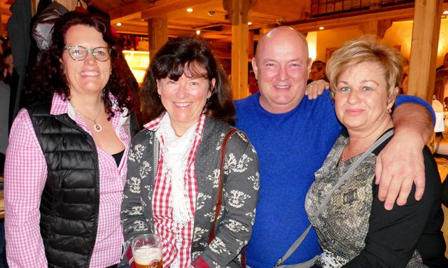 Ein Abend ohne die Oberkrainer Superfans Sylvia Kriner, Elisabeth Weber, Martin Simstich und Martina Amann (von links) wäre in der Moonlight Bar undenkbar.