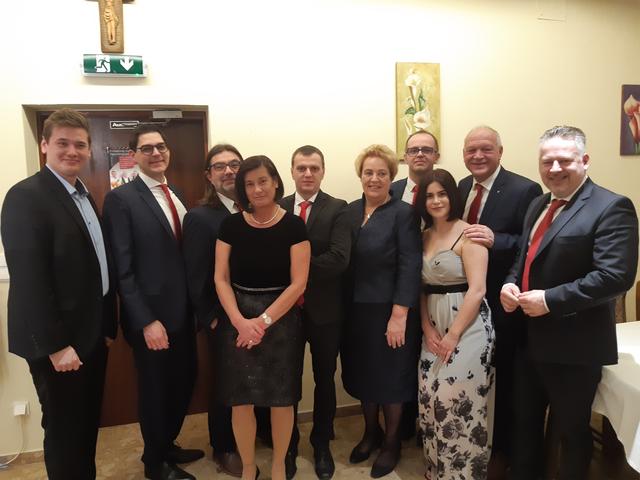 Auf dem Arbeiterball in Stinatz: Kevin Sifkovits, LAbg. Christian Dax, Vizebürgermeister Josef Kreitzer, Karin Sodl, GR Thomas Grandits, Landtagspräsidentin Verena Dunst, GR Johann Grandits, GV Hannah Grandits, LAbg. Wolfgang Sodl, Bürgermeister Jürgen Schabhüttl (von links).
