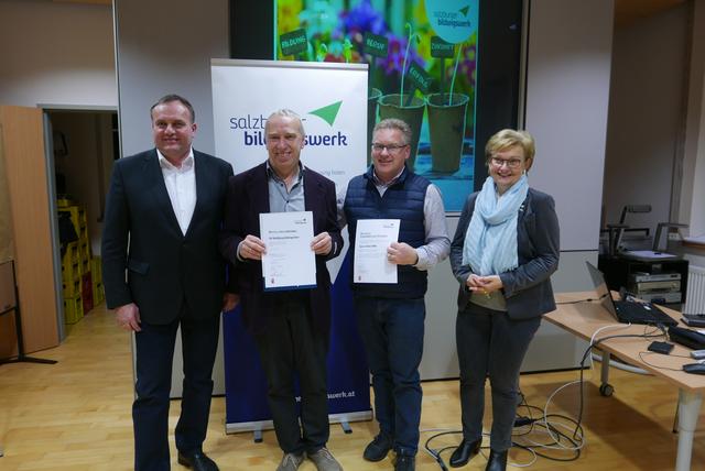 Wolfgang Bahngruber übernimmt die Bildungswerkleitung in Koppl von Egon Leitner. Im Bild: Bgm. Rupert Reischl, Wolfgang Bahngruber, Egon Leitner und Stefanie Walch. | Foto: Salzburger Bildungswerk