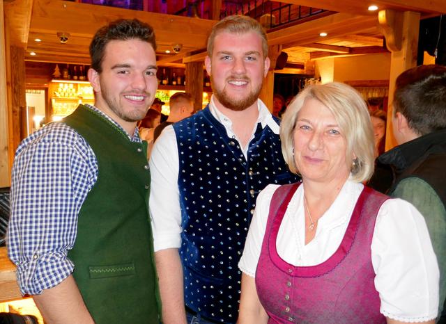(von links) Andreas Kirchmair, Thomas Freundorfer ("Burgberg Sound") und seine Mutter Gabi ("Oberaudorfer Diandla") aus Bayern sind ebenfalls gern gesehene Stammgäste in Söll.
