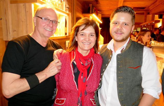 Die Moonlight Bar Wirtsleut Ernst Senior, Gabi und Ernst Junior (von links) holen jedes Jahr unzählige musikalische Top Acts nach Söll.