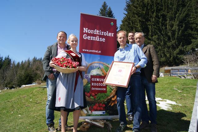 2015 wurde die Arzler Alm zur "Genuss Hütte": Romed Giner, Radieschenprinzessin Julia Anzengruber, Hüttenwirt Johannes Anzengruber, Stefan Müßigang und Josef Schirmer