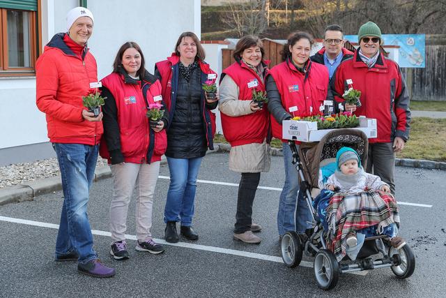 Die Blumenboten waren Michael Schelm, Corina Tobolka, Ulrike Pany, Doris Novak, Barbara Gilly, Samuel Gilly, Josef Kern jun. und Christian Kopecek. | Foto: SPÖ Siegharts