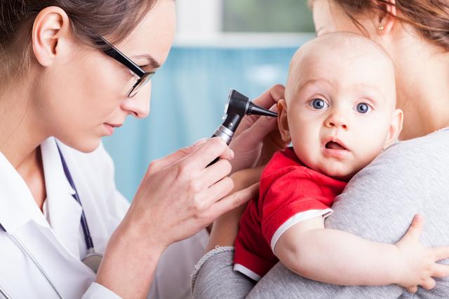 Schwerhörigkeit beim Baby ist schwer zu erkennen.