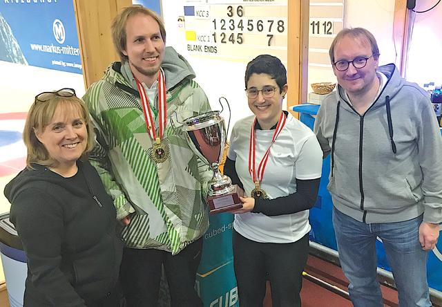 Bei der Siegerehrung gratulierten die Vizepräsidentin des ÖCV, Veronika Huber (li)., und ÖCV-Sportwart Gernot Higatzberger (re.) Martin Reichel und Hannah Augustin zum Titel.