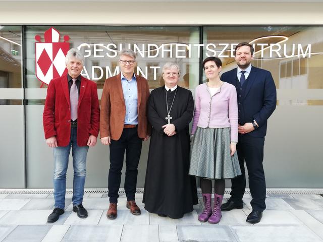 Die Eröffnung des Gesundheitszentrums Admont rückt näher: Bürgermeister Hermann Watzl, Oliver Petz, Abt Gerhard Hafner, Eva-Maria Petz und Stift-Wirtschaftsdirektor Franz Pichler