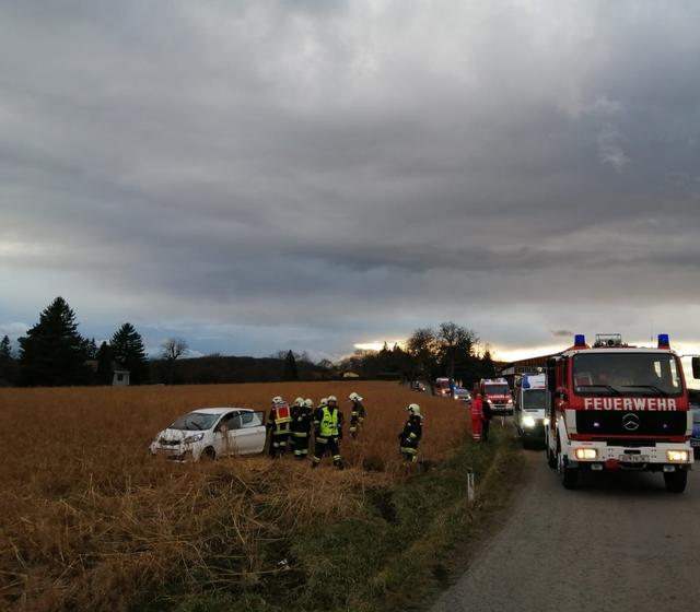 Unfallfahrzeug und Einsatzkräfte FF Maria Anzbach