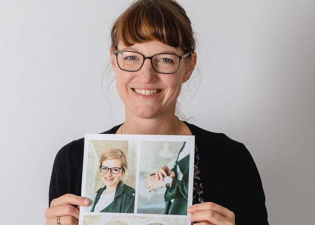 Flora Kainmüller hat eine der Porträtierten, Margit Schacherl, fest im Griff.