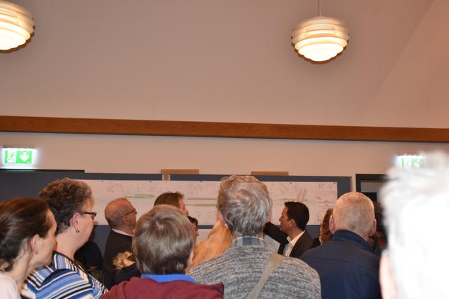 Ziviltechniker Clemens Tatzber erklärten den Bürgern die Pläne. | Foto: Katharina Gollner