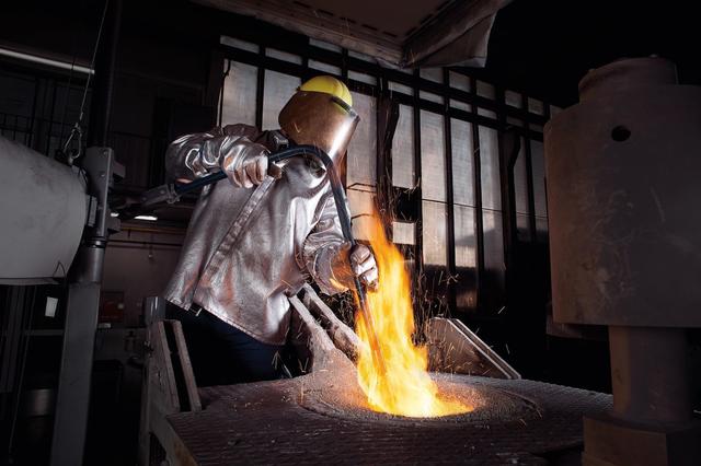 Bei den Arbeiten für Feuerfeststoffen kann es bis zu 1.200°C bekommen.