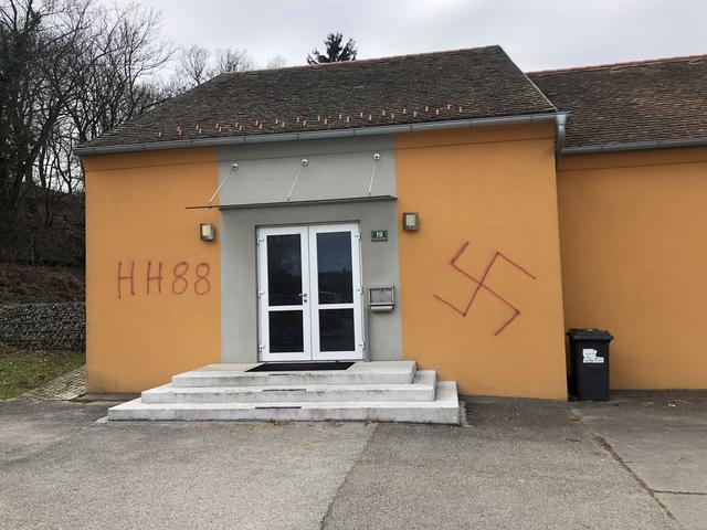  Vereinslokals des Bürgerkorps. HH 88 (Heil Hitler). | Foto: Schwameis