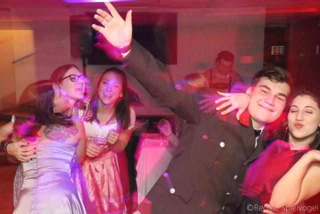 Mit der Party-Band HIGHLIFE wurde den Tanzfreudigen gehuldigt. Wer es etwas unkonventioneller bevorzugte, ging  ab 22 Uhr in die Bar, in der DJ Roland Kerschbaum die Partytiger auf Touren brachte.