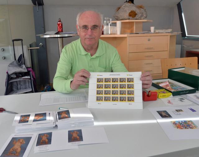 Dr. Hans Moser vom Philatelistenklub Merkur Innsbruck präsentiert einen Bogen der Sonder-Briefmarken, gestaltet vom Telfer »Rostbaron« Bernhard Witsch. | Foto: MG Telfs/Dietrich