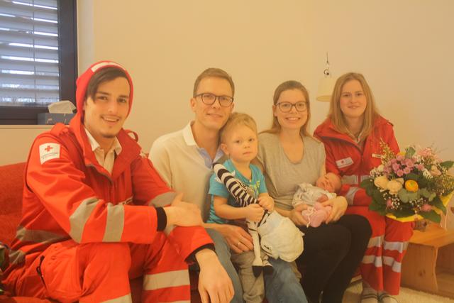 Für Paul Untersmayr (links) und Sarah Ginner (rechts) war es die erste Geburt im Rettungsdienst. Diese Woche ließen sie gemeinsam mit Familie Obermüller den Einsatz Revue passieren.