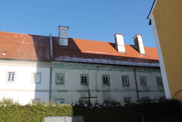 Das in Gemeindebesitz befindliche Kloster und die Gründe der Diözese sollen an einen Investor gehen – das wollen nicht alle.